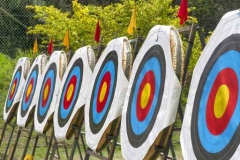 Blasons d'archerie alignés sur un pas de tir